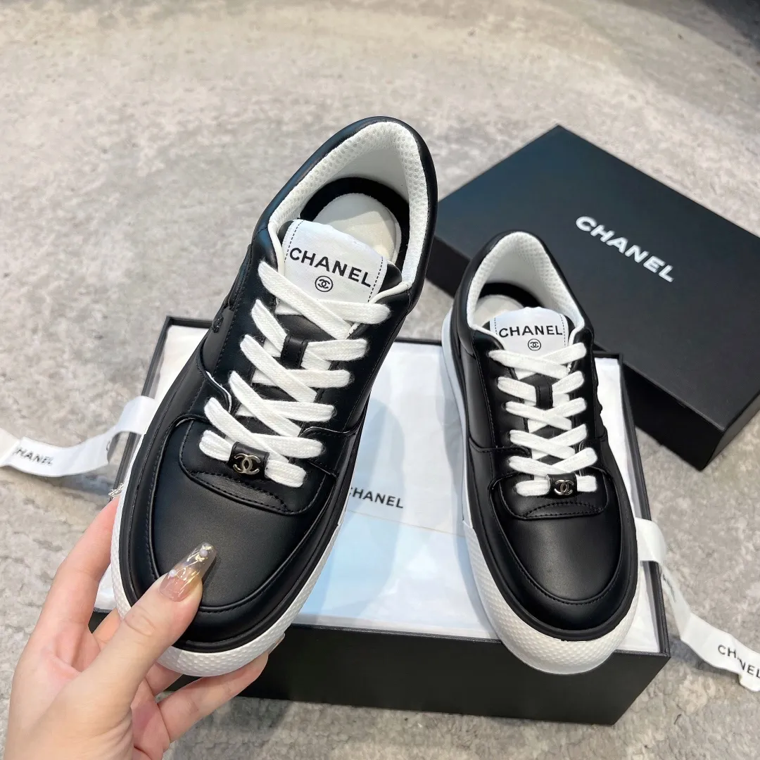 👟👟Ex-factory price 520👟👟 Chanel 23b new panda shoes C's new casual white shoes sneakers There is a reason why these shoes are so popular 🔥 They are so comfortable. They are a shoe that coexists with comfort, beauty and versatility. You can easily walk ten thousand or twenty thousand steps without any pressure. The original development last shape is delicate and stylish, and you are not afraid of wide feet. It will not make your feet fat, and it looks good and comfortable on your feet! It feels very light on the feet! Comfortable and breathable! Super whitening‼ ️It’s really a perfect match. Upper: first-layer cowhide/➕sheepskin lining. Exclusive 1:1 original customization [different from market currency‼ ️】The foot pads are made of imported mixed sheepskin, which is breathable and comfortable! ✔ T👟👟Ex-factory price U outsole exclusive original development private model! Differentiating the market rubber outsole‼ ️✔ Size: 35-39 (40 orders cannot be returned or exchanged)